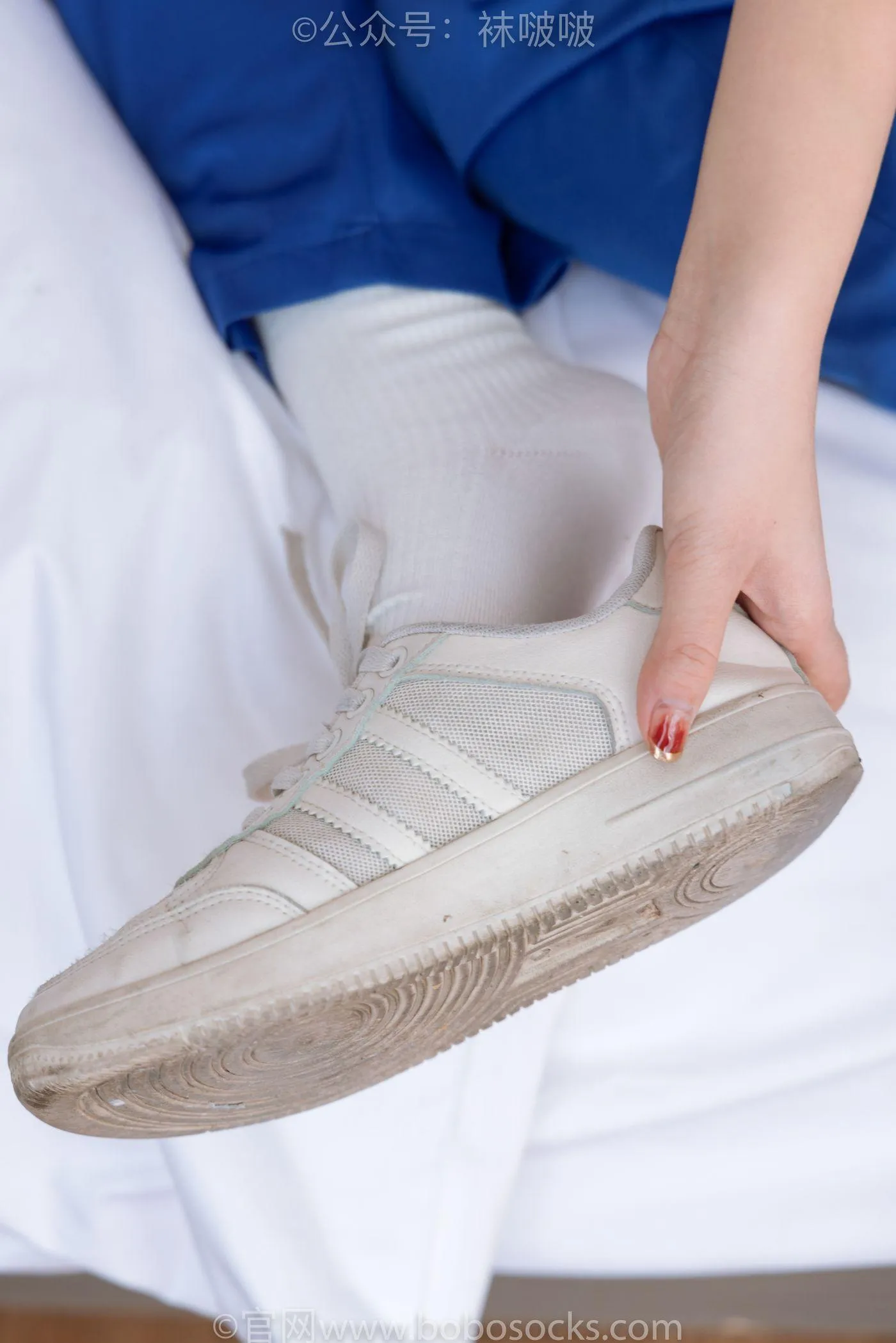 [BoBoSocks袜啵啵]NO.042 砂糖-校服、板鞋、白棉袜、油亮白丝 [139P]插图1